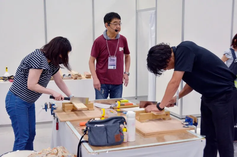 日本东京DIY五金展现场专业买家与五金工具展商洽谈